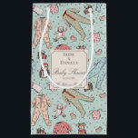 Niedlich Mint Green Christmas Baby Dusche Kleine Geschenktüte<br><div class="desc">Diese niedliche Weihnachtsdusche ist mit handgezeichnet Weihnachtskarosseriemuster,  bezaubernden Winterfüßchen (Pinguin,  Rentier,  Teddybär),  Bikes,  Flaschen,  Schnullern und Weihnachtsgeschenke ausgestattet,  die alle auf einem sanften,  minzgrünen Hintergrund mit verstreuten niedlichen kleinen Sternen stehen. Personalisieren Sie sich mit den Namen Ihrer Mutter und Ihres Vaters,  dem Veranstaltungsdatum und Ihrem Namen.</div>