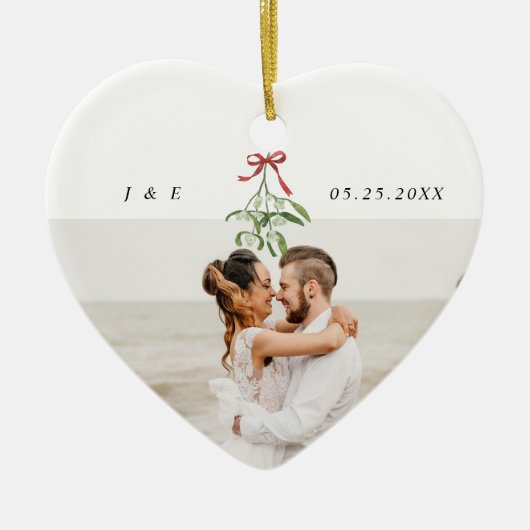 Niedlich Mistletoe Newlyweds Wedding Foto Monogram Keramik Ornament (Vorne)