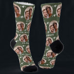 Niedlich Moss Green Newlyweds Foto Wedding Socks Socken<br><div class="desc">Diese niedlichen moosgrünen Hochzeitssocken zeigen das Foto und die weißen Herzen des Paares in einem Offset-Muster und Ihre Namen und Ihr Hochzeitsdatum! Sie sind perfekt als Brautparty Gunst oder als Brautduschgeschenk für das glückliche Paar! Die Hintergrundfarbe ist auch auf Ihre Hochzeitsfarben abgestimmt,  falls gewünscht.</div>