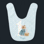 Niedlich Mouse First Birthday Baby Bib Babylätzchen<br><div class="desc">Feiern Sie den ersten Geburtstag Ihres Kindes mit diesem niedlichen Mäuse-Geburtstagsbib. Das Design enthält eine Maus,  die eine Geburtstagskandle ausbläst. Hinter ihr steckt eine weiße Zahl 1 mit bunten Punkten. Der Hintergrund ist ein subtiles hellblaues Muster. Sie können mit einem Namen personalisieren.</div>