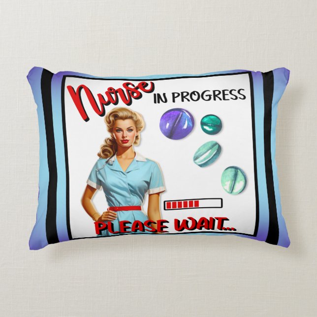Niedlich Nostalgische Krankenschwester Pinup im Ga Dekokissen (Vorderseite)