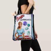 Niedlich Nostalgische Krankenschwester Pinup im Ga Tasche (Von Nahem)