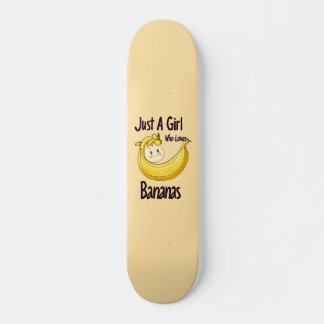 Niedlich nur ein Mädchen, das Bananen Lieben Obst  Skateboard