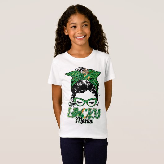 Niedlich One Lucky Mama Messy Bun Happy St Patrick T-Shirt (Vorne ganz)