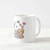 Niedlich Opossum Eating Pepperoni Pizza Kaffeetasse (VorderseiteRechts)