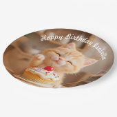 Niedlich Orange Kitten mit einem Cupcake Pappteller (Schrägansicht)