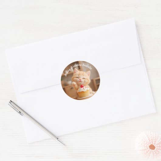 Niedlich Orange Kitten mit einem Cupcake Runder Aufkleber (Umschlag)