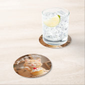 Niedlich Orange Kitten mit einem Cupcake Runder Pappuntersetzer (Vor Ort)