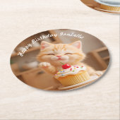 Niedlich Orange Kitten mit einem Cupcake Runder Pappuntersetzer (Angewinkelt)