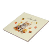 Niedlich Orange Tabby Kitten in Herbstlauben Fliese (Seite)