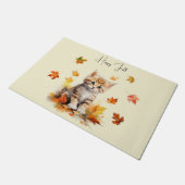 Niedlich Orange Tabby Kitten in Herbstlauben Fußmatte (Schrägansicht)