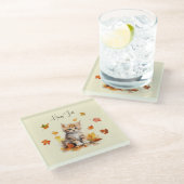 Niedlich Orange Tabby Kitten in Herbstlauben Glasuntersetzer (Schrägansicht)