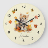 Niedlich Orange Tabby Kitten in Herbstlauben Große Wanduhr (Vorderseite)
