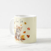 Niedlich Orange Tabby Kitten in Herbstlauben Kaffeetasse (Vorderseite Links)