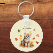 Niedlich Orange Tabby Kitten in Herbstlauben Schlüsselanhänger (Rückseite)