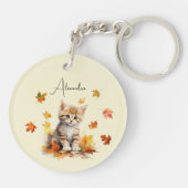 Niedlich Orange Tabby Kitten in Herbstlauben Schlüsselanhänger (Rückseite)