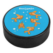 Niedlich orangefarbener Goldfisch auf der Abbildun Eishockey Puck (3/4)