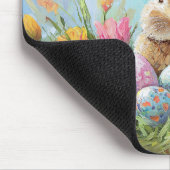 Niedlich Osterhase mit farbigen Eiern Mousepad (Ecke)