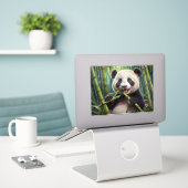 Niedlich Panda Eating Bamboo Aufkleber (Laptop auf Schreibtisch)
