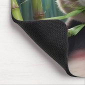 Niedlich Panda Eating Bamboo Mousepad (Ecke)