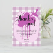 Niedlich Pastel Lila Gingham Baby Dusche Dankeskarte (Stehend Vorderseite)