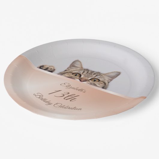Niedlich Peeking Cat Rose Gold | Benutzerdefiniert Pappteller (Schrägansicht)