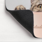 Niedlich Peeking Cat Rose Gold Monogramm Mousepad (Ecke)