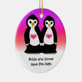 Niedlich Penguin Couple Save the Date Keramik Ornament (Rechts)