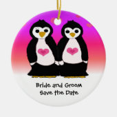 Niedlich Penguin Couple Save the Date Keramik Ornament (Vorne)