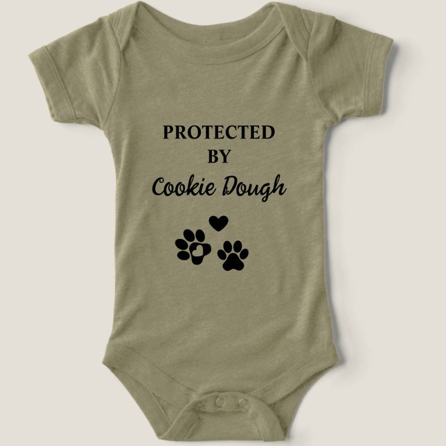 Niedlich Personalisiert geschützt durch Hunde (Adorable baby bodysuit with "Protected by (Dog's Name)" design, featuring hearts and paw prints.)