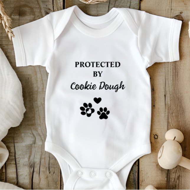 Niedlich Personalisiert geschützt durch Hunde (Adorable baby bodysuit with "Protected by (Dog's Name)" design, featuring hearts and paw prints.)