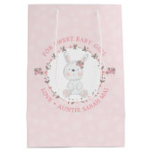 Niedlich Pink Baby Bunny Floral Kranz Personalisie Mittlere Geschenktüte (Rückseite)