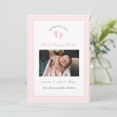 Niedlich Pink Baby Girls Fußspuren Foto Birth Ankündigung (Stehend Vorderseite)