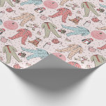 Niedlich Pink Baby's First Christmas Personalisier Geschenkpapier<br><div class="desc">Dieses niedliche personalisierte Verpackungspapier für Baby's First Christmas zeichnet sich durch ein handgezeichnet Muster von Babykarosserieteilen, bezaubernden Winterfüßern (Pinguin, Rentier, Teddybär), Bikes, Flaschen, Schnuller und Weihnachtsgeschenke aus, die alle einem sehr weichen Rosa mit verstreuten niedlichen kleinen Sternen gegenüberstehen. Personalisieren Sie sich mit Baby's Name, um dieses Packpapier einzigartig zu machen!...</div>