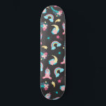 Niedlich Pink Black Unicoron Rainbow Floral Stars Skateboard<br><div class="desc">Dieses niedliche und magische Muster ist perfekt für die lustige und trendige Frau oder das Mädchen. Es zeigt handgezeichnet Illustrationen von Einhörnern, Blume mit Blätter, Regenbögen und Sternbilder auf einem einfachen schwarzen Hintergrund. Das Design ist in Bläschen in Rosa, Rosa, Rosa, aquamarin-Grün, Perwinkelblau, lila, Gelb und Orange gehalten. Es ist...</div>