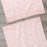 Niedlich Pink Bow Individuelle Name Küche Handtüch Geschirrtuch<br><div class="desc">Erstellen Sie Ihr eigenes Küchentuch mit einem hübschen Bandbogendesign. Ein einfaches und stilvolles Muster mit einer Farbpalette aus Rosa und Weiß. Es ist einfach,  mit Ihrem Namen oder bevorzugten Worten zu personalisieren,  und macht eine schöne Küche Geschenk für Freunde und Familie,  die Liebe kochen!</div>