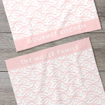 Niedlich Pink Bow Personalisierter Name Küchentüch Geschirrtuch<br><div class="desc">Erstellen Sie Ihr eigenes Küchentuch mit einem hübschen Bandbogendesign. Ein einfaches und stilvolles Muster mit einer Farbpalette aus Rosa und Weiß. Es ist einfach,  mit Ihrem Namen oder bevorzugten Worten zu personalisieren,  und macht eine schöne Küche Geschenk für Freunde und Familie,  die Liebe kochen!</div>
