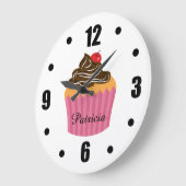 Niedlich Pink Cupcake Personalisierter Name Große Wanduhr (Winkel)