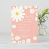 Niedlich Pink Daisy Floral Baby in Blütendusche Einladung (Stehend Vorderseite)