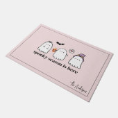 Niedlich Pink Friendly Ghosts Spooky Jahreszeit Fußmatte (Schrägansicht)