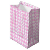 Niedlich Pink Gingham Paw Prints Gift Bag Mittlere Geschenktüte (Vorderseite Schrägansicht)