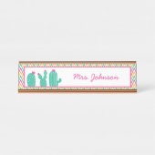 Niedlich Pink Green Zickzack Muster Cactus Teacher Schreibtischnamensplakette (Vorderseite )