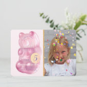 Niedlich Pink Gummy Bear Sweet Candy Foto Geburtst Einladung (Stehend Vorderseite)