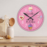 Niedlich Pink Küche Wasserfarbe Kuchen Personalisi Runde Wanduhr<br><div class="desc">Personalisierte Küchenwanduhr mit niedlichen Aquarellfarben,  süße Leckereien-Kuchen und Kekse.</div>