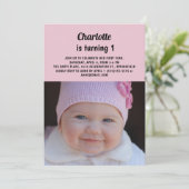 Niedlich Pink Little Girl's 1. Geburtstag Foto Einladung (Stehend Vorderseite)