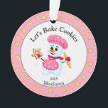 Niedlich Pink Snowman Cookie Baker Name Weihnachte Ornament<br><div class="desc">Rosa und weiße Snowman Baker Ornament für Kinder und Erwachsene. Das perfekte Ornament an Oma, um ihrem Lieblings-Keksbäcker etwas zu geben. Sprinkled Cookie Hintergrund mit den Worten "Let's bake cookies", die geändert werden können, wenn Sie möchten. Es ist ein personalisiertes Geschenk für die Familie oder Freunde, die Liebe zu backen....</div>
