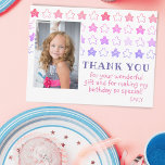 Niedlich Pink Star Girly Foto Geburtstag Vielen Da Postkarte<br><div class="desc">Niedlich Pink Star Girly Foto Geburtstag Danke Postcard. Niedlich und herzlich danken Ihnen postcard mit einem Foto, eine Nachricht für Ihre Familie und Freunde und einen Kindernamen. Die Postkarte hat farbenfrohe Sterne in rosa und lila Farben. Personalisieren Sie diese Fotokarte mit dem Namen Ihres Kindes und dem Foto Ihres Kindes...</div>