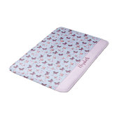 Niedlich Pink und Blue Butterfly Individuelle Name Badematte (Schrägansicht)