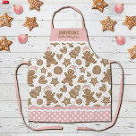 Niedlich Pink Weihnachts-Keks Backen Crew Schürze<br><div class="desc">Ein niedliches Weihnachtsgebäckmuster schmückt diese Schürze der Crew des Weihnachtsgebäcks. Personalisieren Sie es mit Ihrem Namen. Also Spaß fürs Weihnachtsbacken! Die Grenze der Schürze hat ein rosa-weiße Pollenpunktmuster mit einem rassigen Rack. Macht ein lustiges Geschenk zu Weihnachten. Entworfen für Sie von BlackBerry Boulevard.</div>