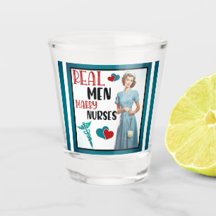 Niedlich Pinup_ Real Men Heiraten Schnapsglas